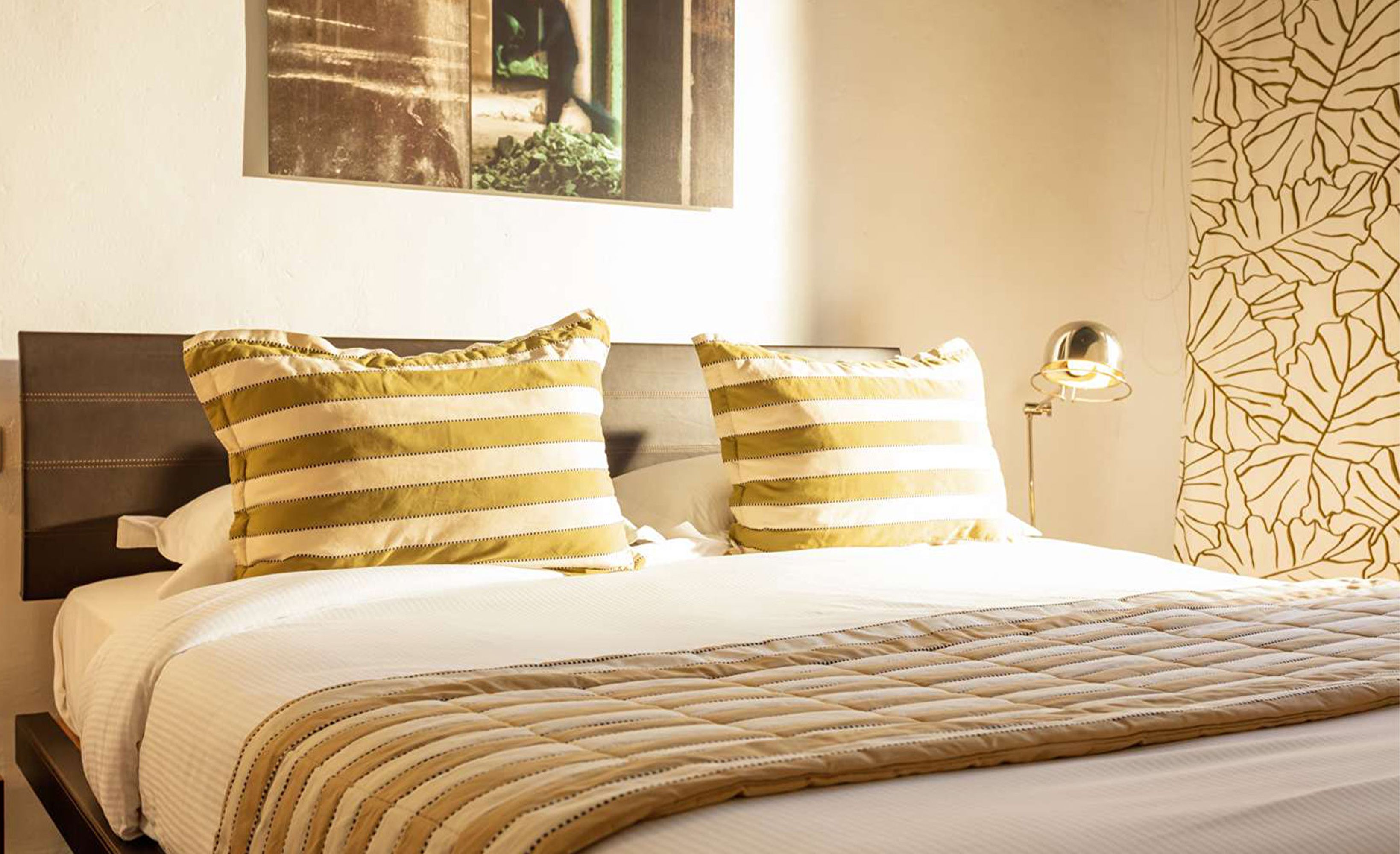 Chambre double coussins jaunes