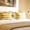 Chambre double coussins jaunes