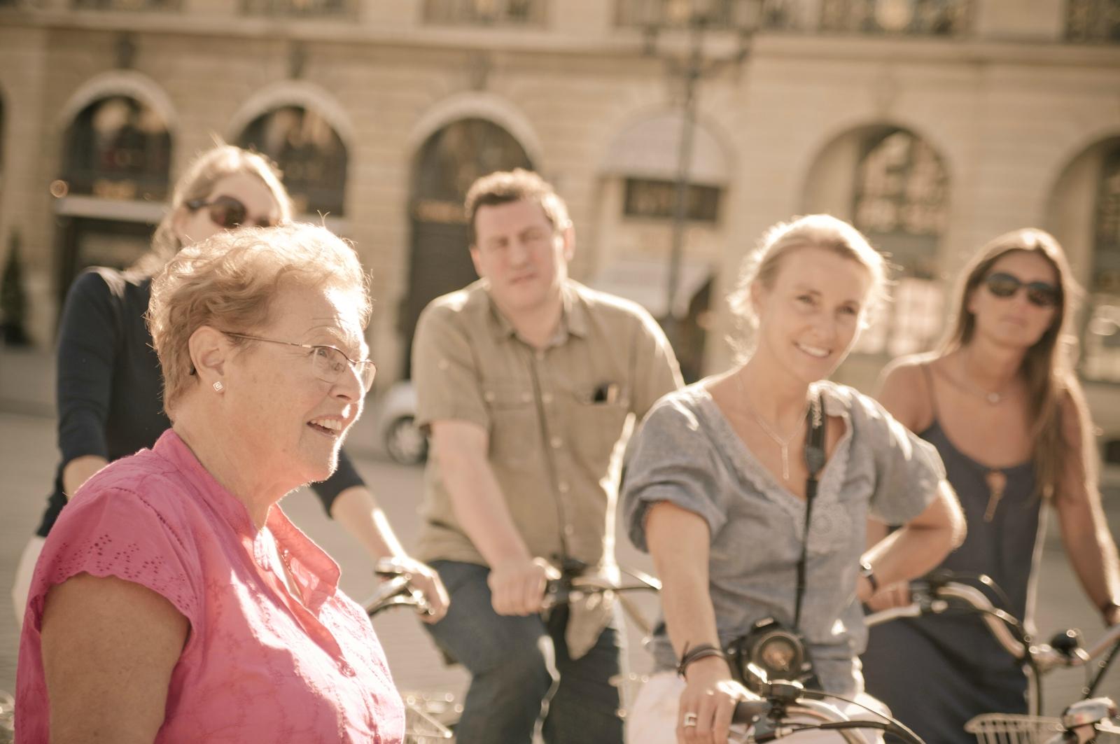 Visite Paris à vélo place Vendôme groupe souriant