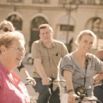 Visite Paris à vélo place Vendôme groupe souriant