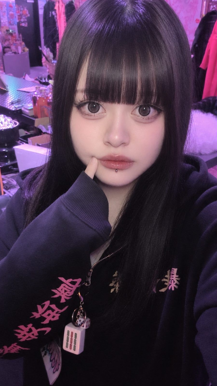 口元にそっと指を添えるれいか、大きな瞳が印象的な暴走☆喫茶 族族(大阪ミナミ・宗右衛門町)のキャスト写真。