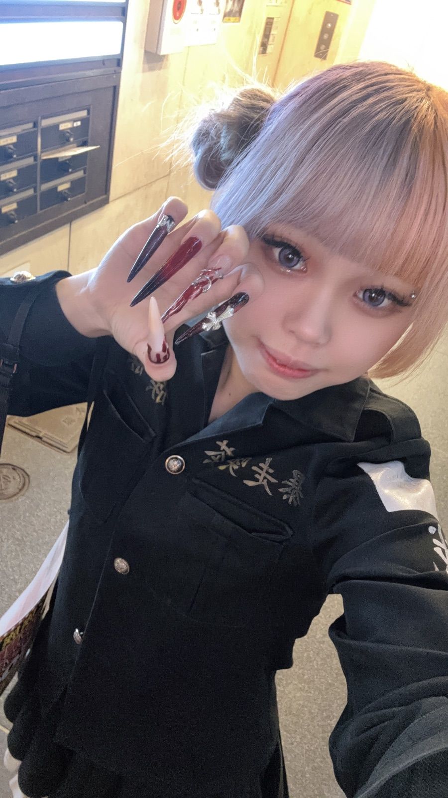 刺繍特攻服と尖った爪先が映える、暴走☆喫茶 族族のはあと。大阪ミナミのコンカフェで会える一枚。