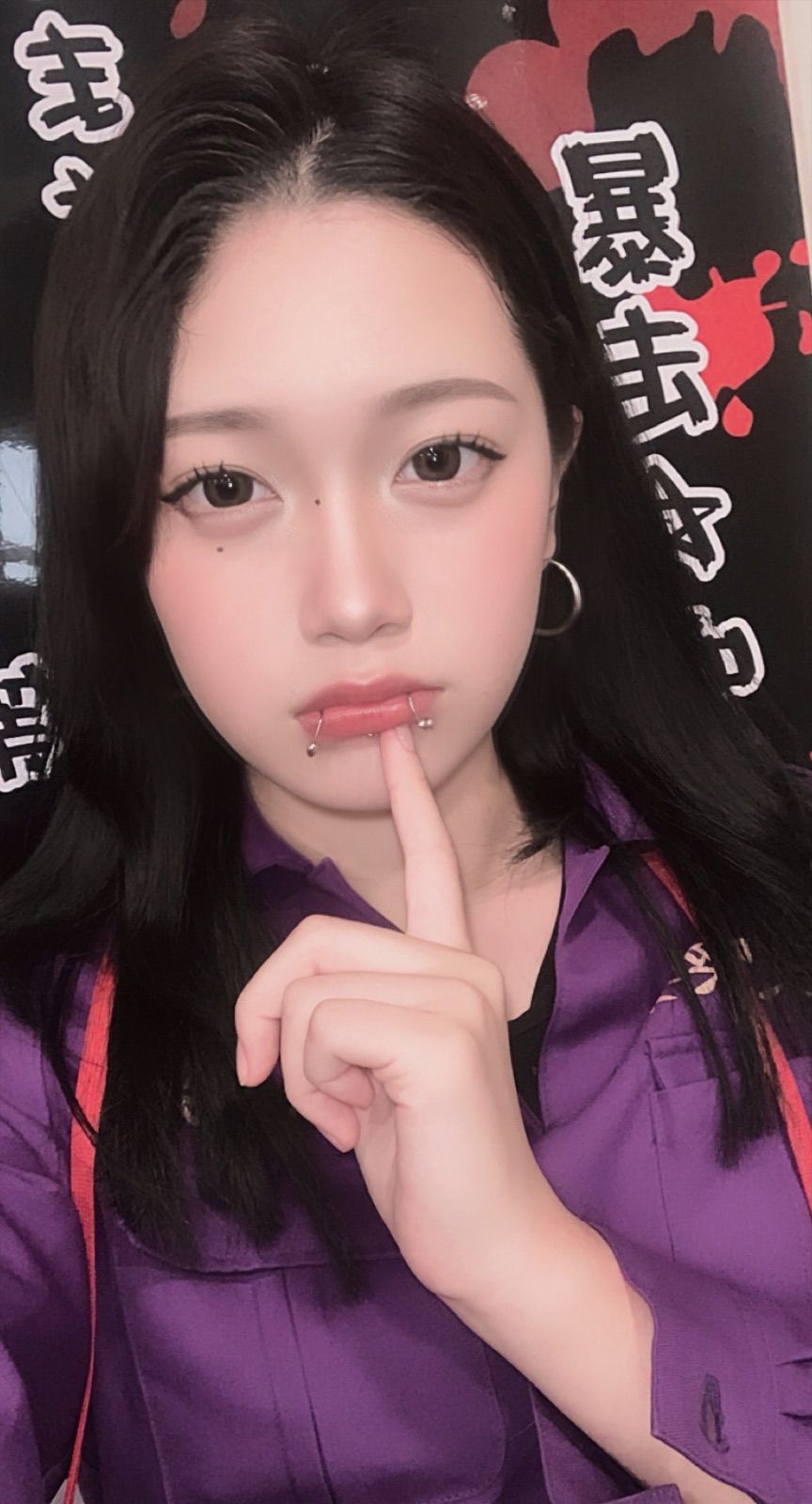 唇ピアスと指先の仕草が印象的なViVi、暴走☆喫茶 族族(宗右衛門町)のキャスト写真。