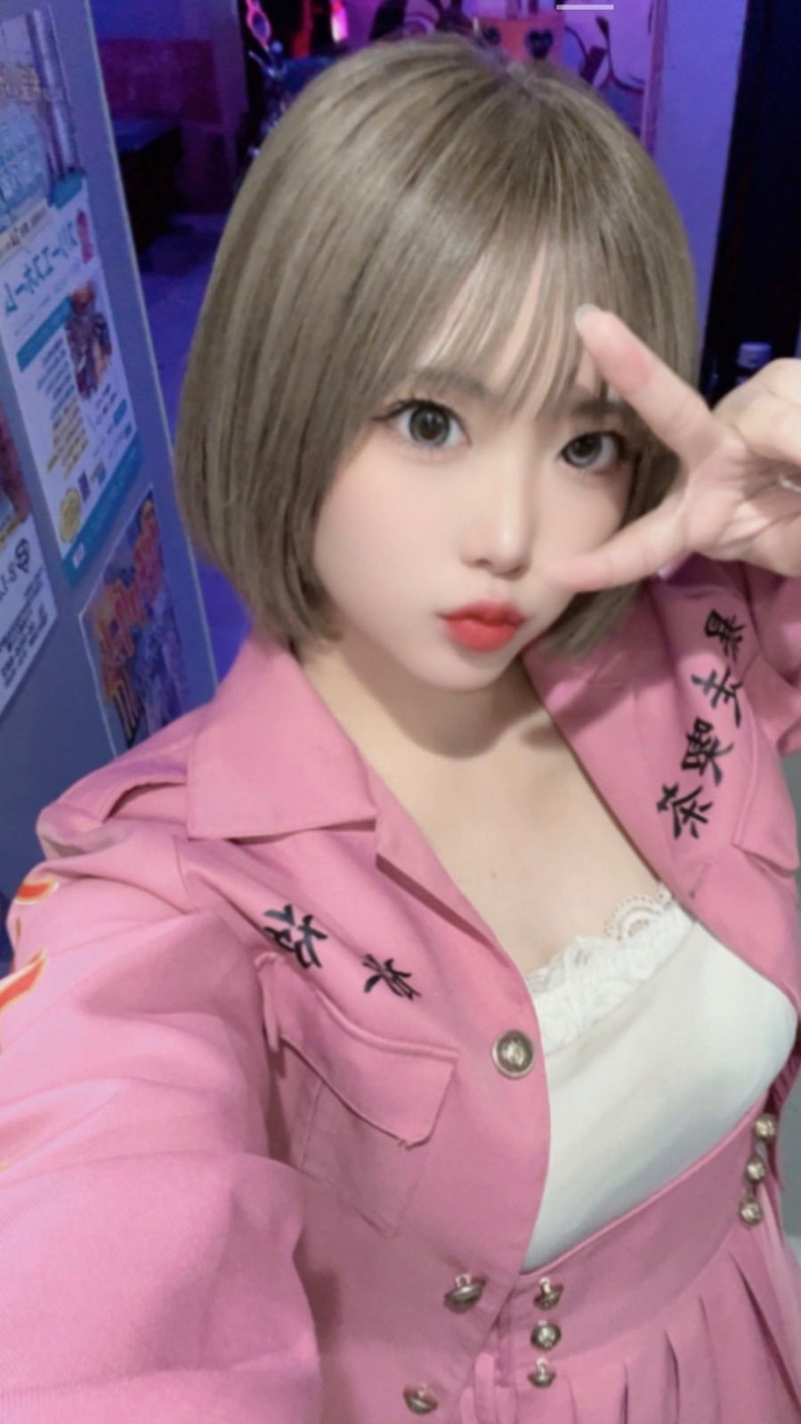 ピンクの特攻服で片目ピースを決める族族りおん、大阪ミナミ宗右衛門町のコンカフェにて撮影。