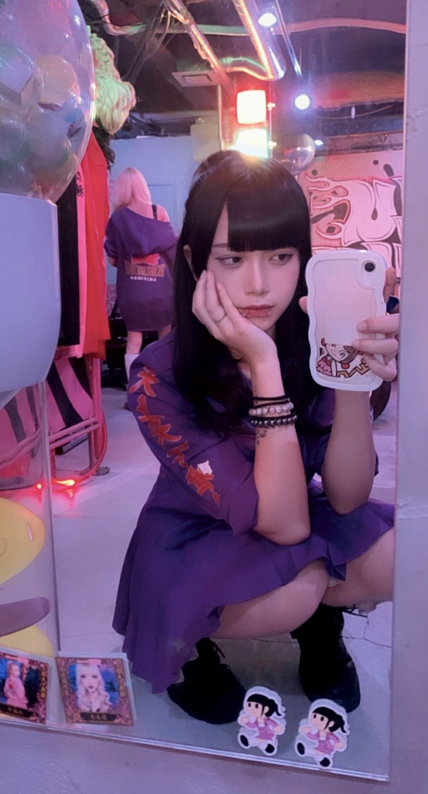 紫の特攻服風ワンピースでしゃがみ込むViVi、暴走☆喫茶 族族で見せる気だるげな表情が宗右衛門町らしい一枚。