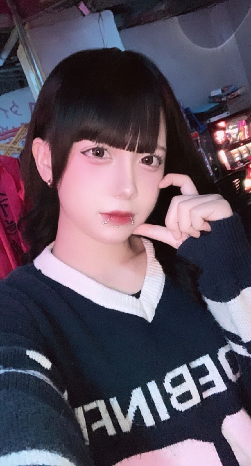唇のピアスが光る指先ポーズが印象的なViVi、宗右衛門町のコンカフェ『暴走☆喫茶 族族』で撮影した1枚。
