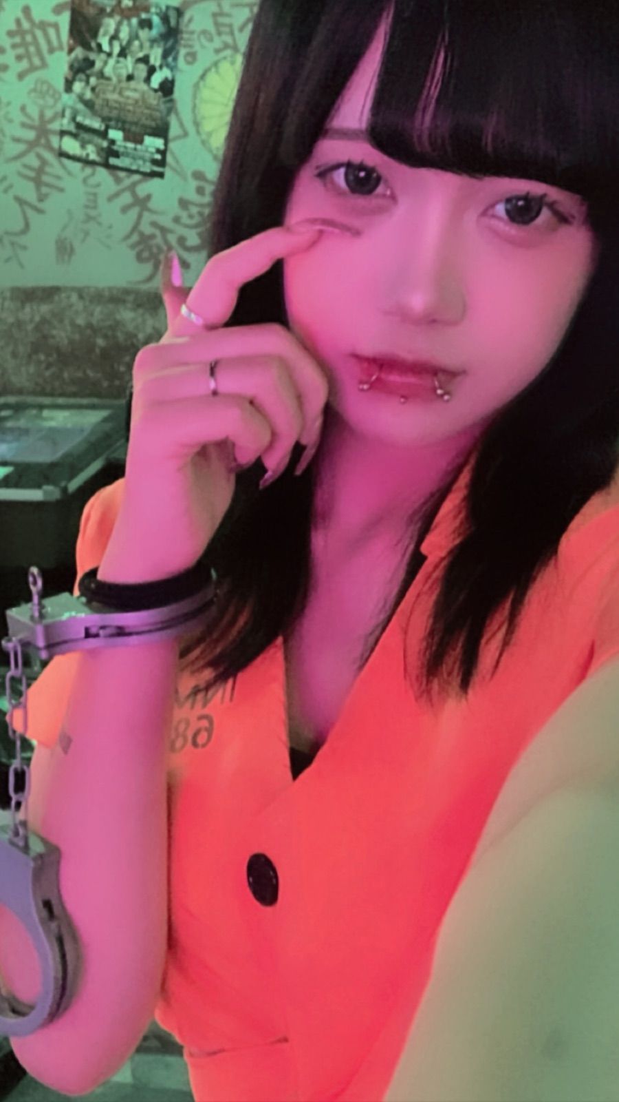 オレンジの囚人服と手錠が似合う族族のViVi、宗右衛門町のコンカフェで会える高身長キャスト。