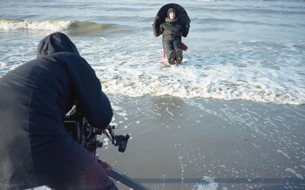 Behind the scenes of de laatste tijd: the camera on the beach, the artist in the surf.