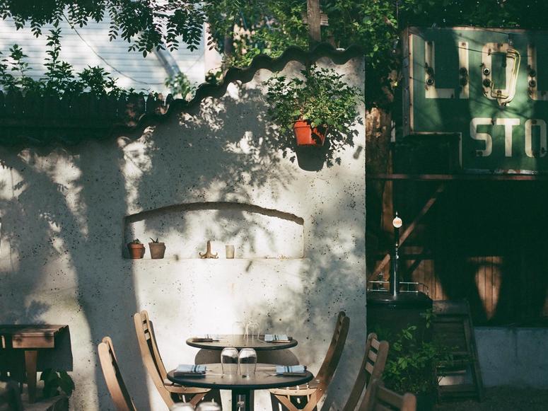 Colonia Verde's backyard dining area.