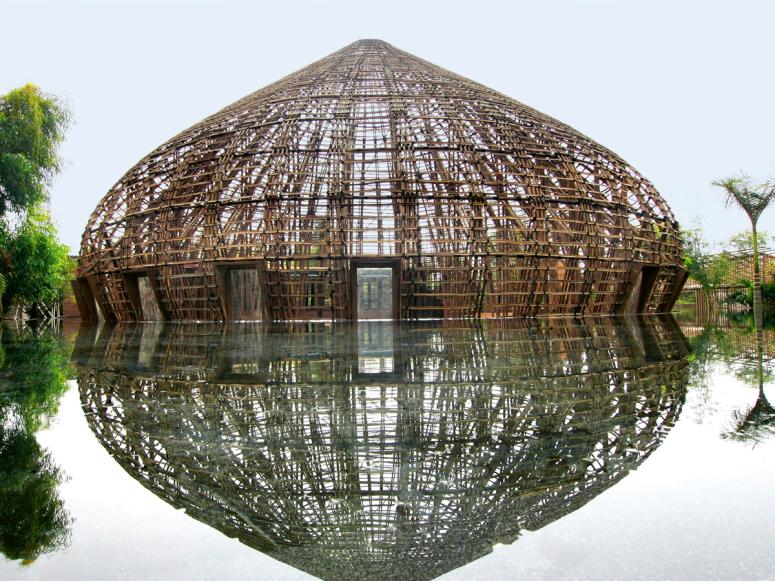 The Wind and Water Bar mid-construction. (Photo: Phan Quang. Courtesy Thames & Hudson.)