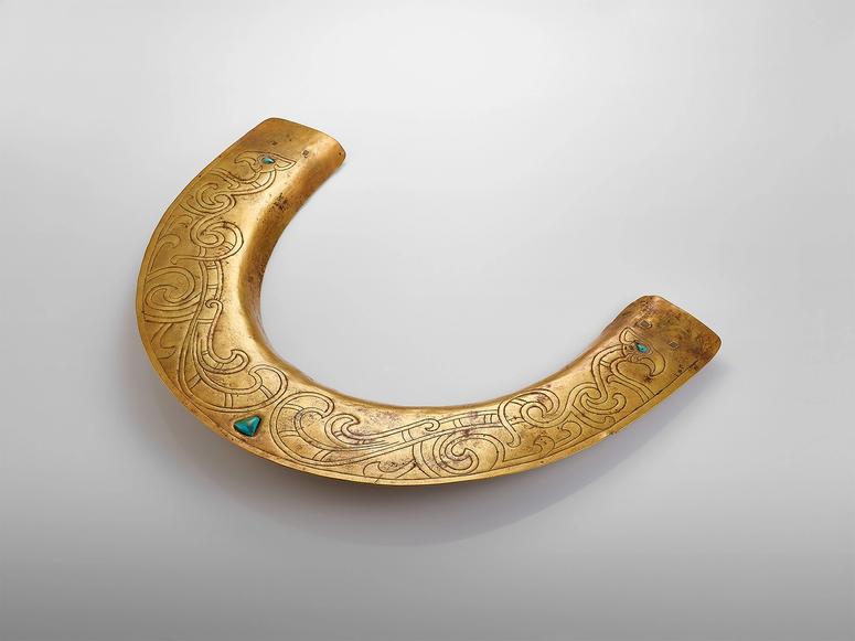 China hammered and chased gold neck ornament, 4th to 3rd century B.C.E. Mengdiexuan Collection, Hong Kong. (Courtesy L’École, School of Jewelry Arts)