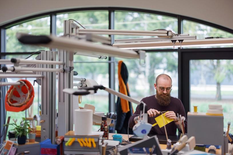 A craftsperson at work inside the leather goods workshop designed by Ghotmeh for Ateliers Hermès. (© Lina Ghotmeh Architecture and Hermès. Photo: Iwan Baan)