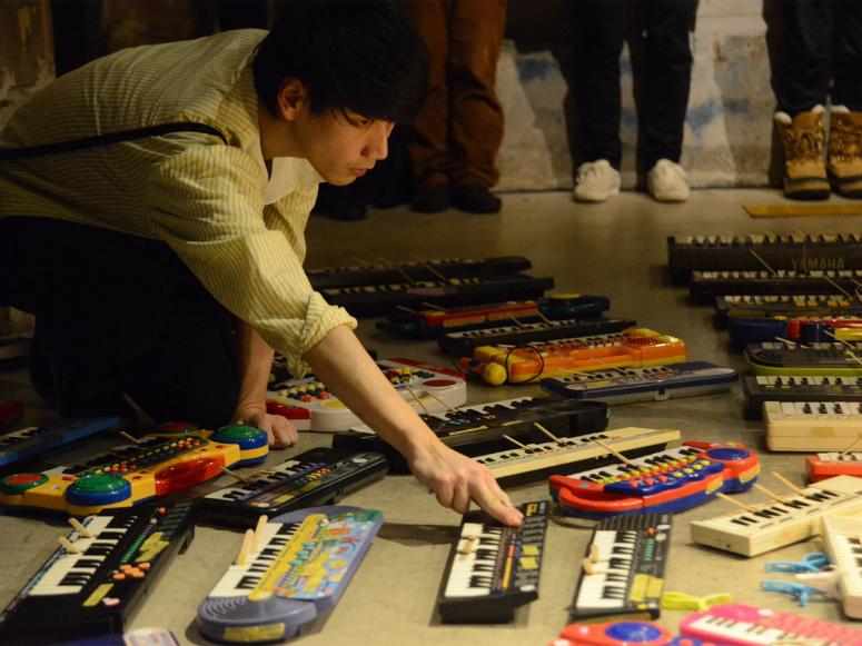 Japanese experimental musician Asuna performing "100 Keyboards"