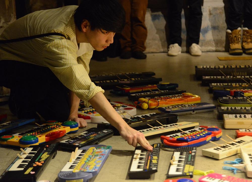 Japanese experimental musician Asuna performing "100 Keyboards"