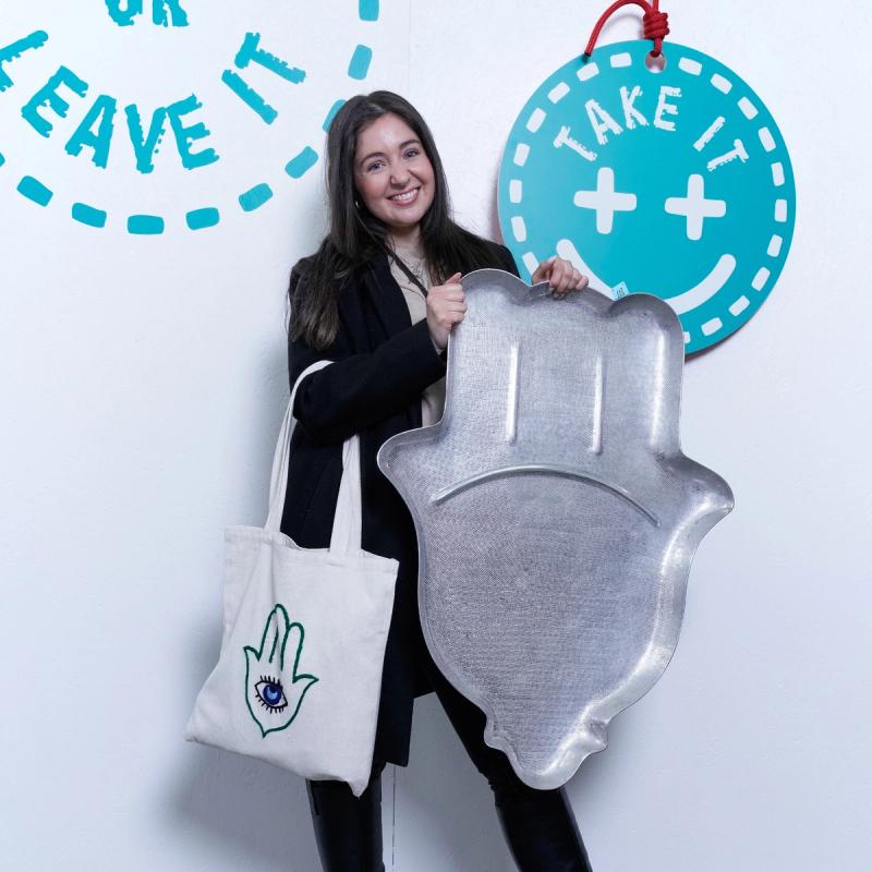 Communications student Alessia Bozzolan, who won a metal tray in the same shape as the hamsa hand symbol on her tote bag. (Photo: Mattia Gargioni) 