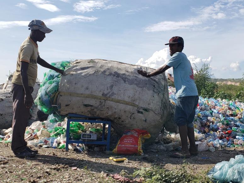 Two collectors weighing their plastics. (Courtesy First Mile)