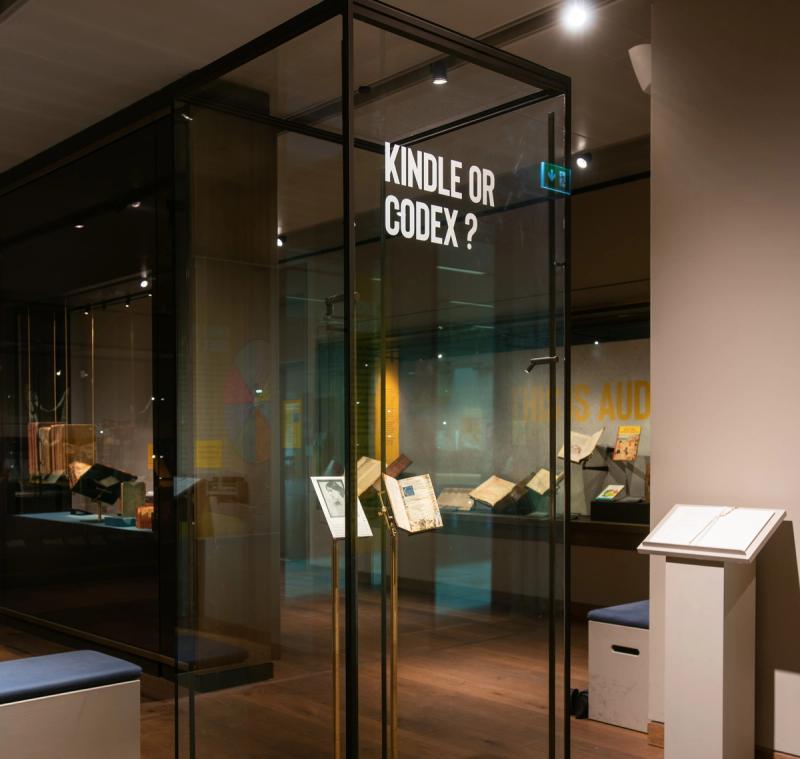The “Kindle or Codex?” vitrine. (Photo: John Cairns. Courtesy the Bodleian Libraries.)