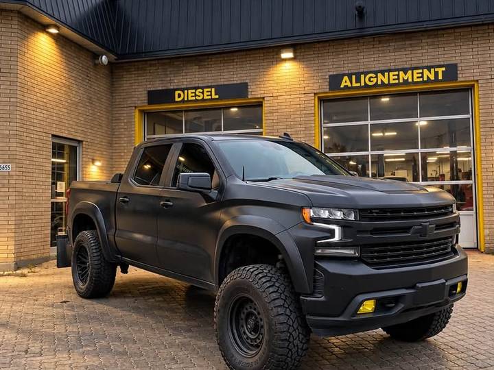 Chevrolet Silverado noir devant l’atelier OSP
