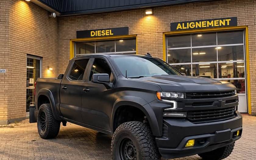Chevrolet Silverado noir devant l’atelier OSP