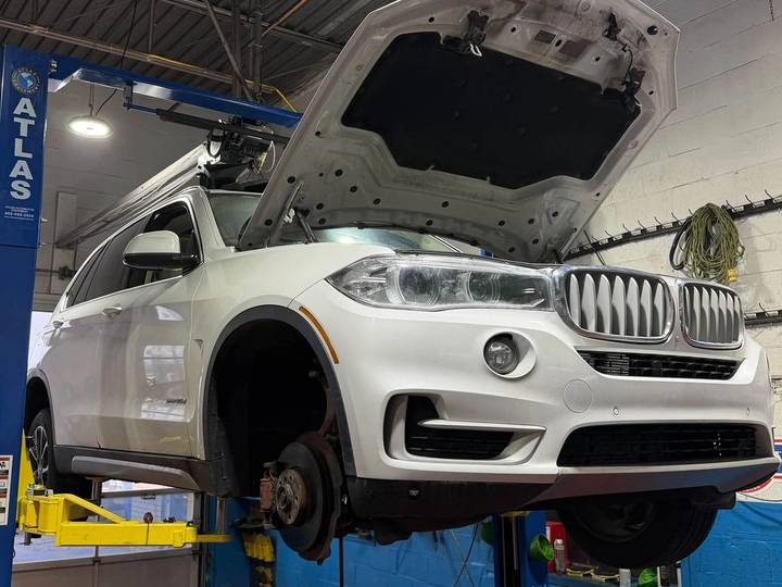 BMW X5 35d blanc sur le pont, capot ouvert