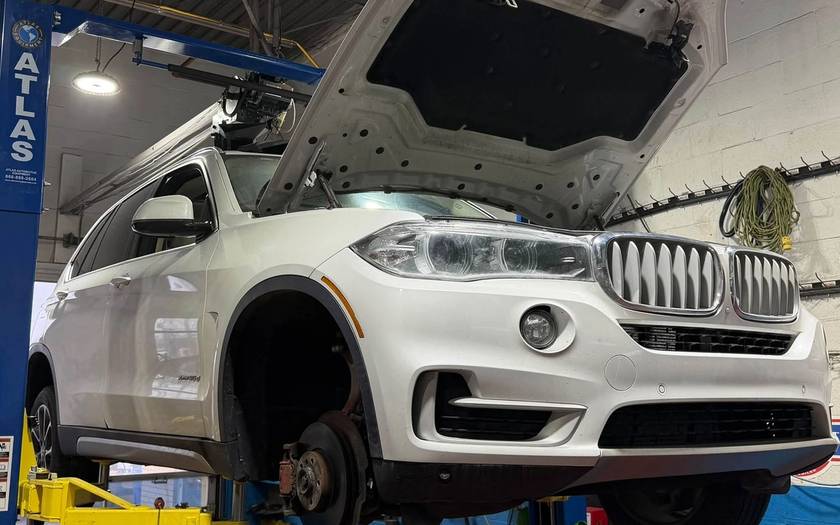 BMW X5 35d blanc sur le pont, capot ouvert