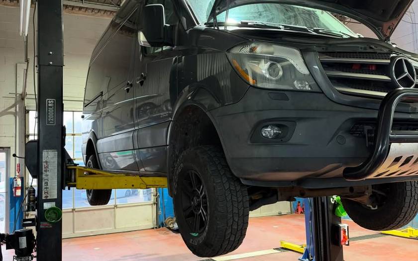 Sprinter 4x4 noir sur le pont