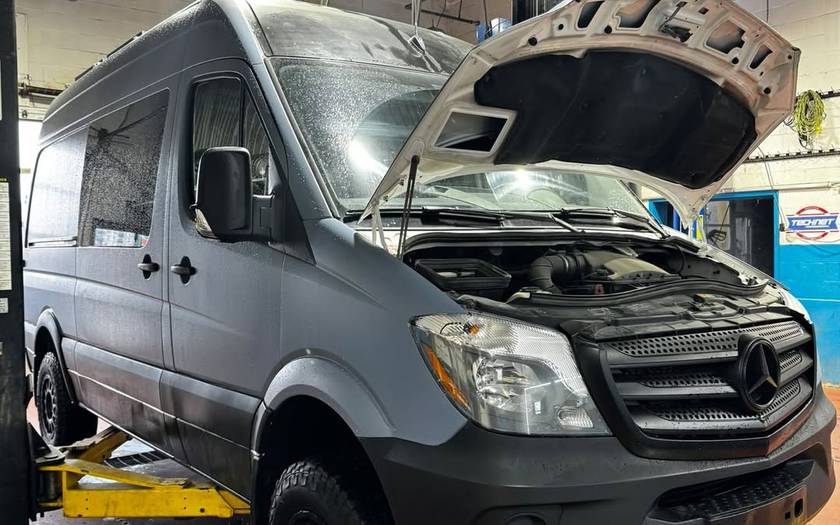 Mercedes Sprinter gris, capot ouvert à l’atelier