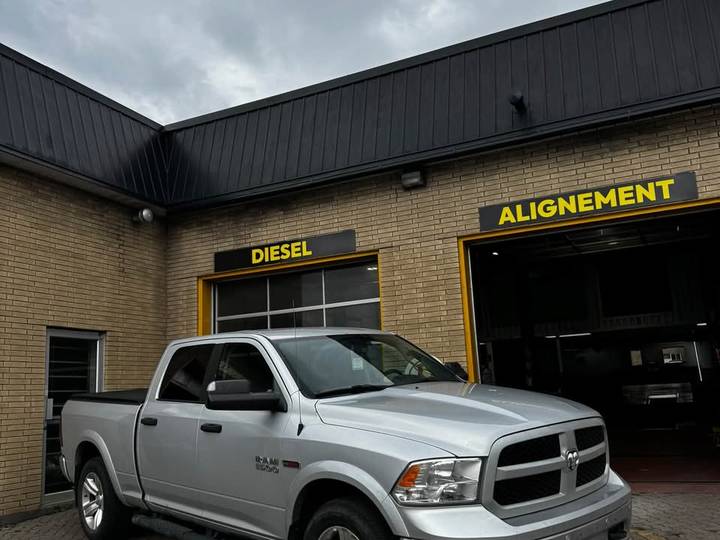 Ram 1500 EcoDiesel gris devant l’atelier