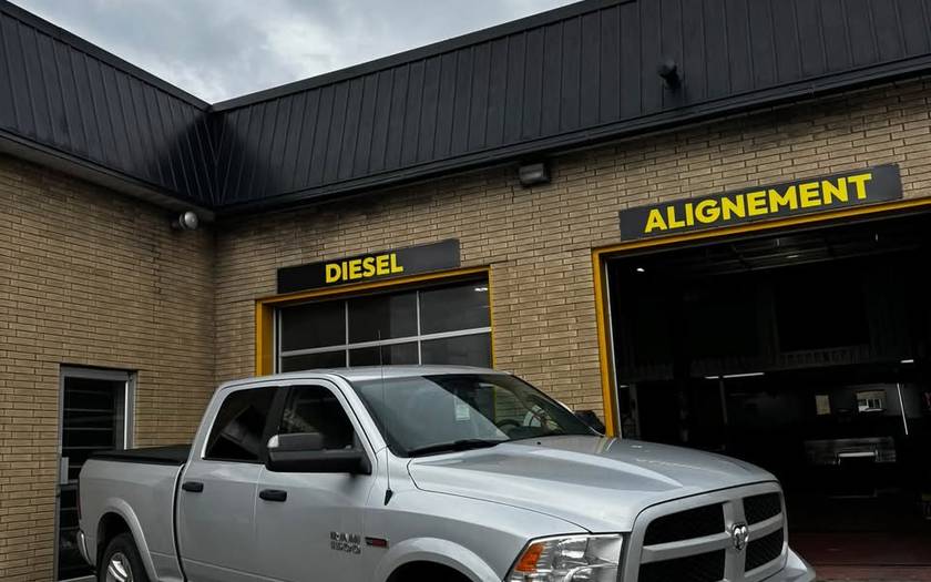 Ram 1500 EcoDiesel gris devant l’atelier