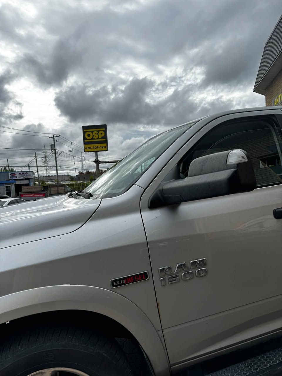 Logo EcoDiesel sur l’aile du Ram 1500