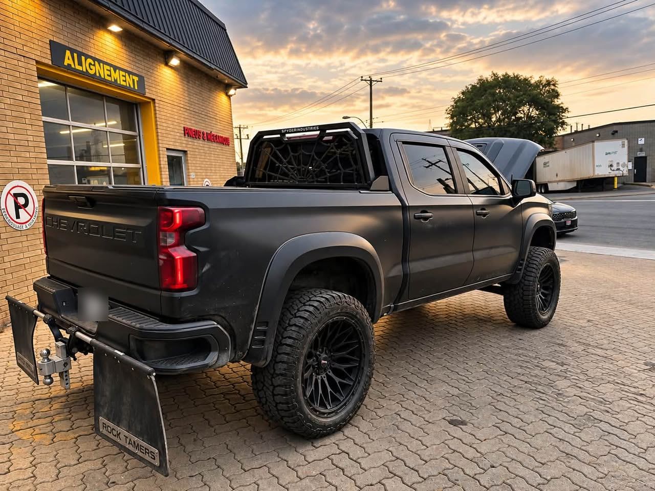 Silverado vu de l’arrière, devant la porte Alignement