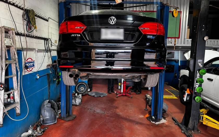 Jetta TDI noire sur le pont, boîte de vitesses déposée