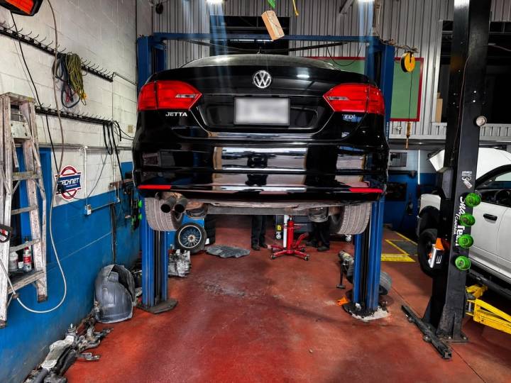 Jetta TDI noire sur le pont, boîte de vitesses déposée