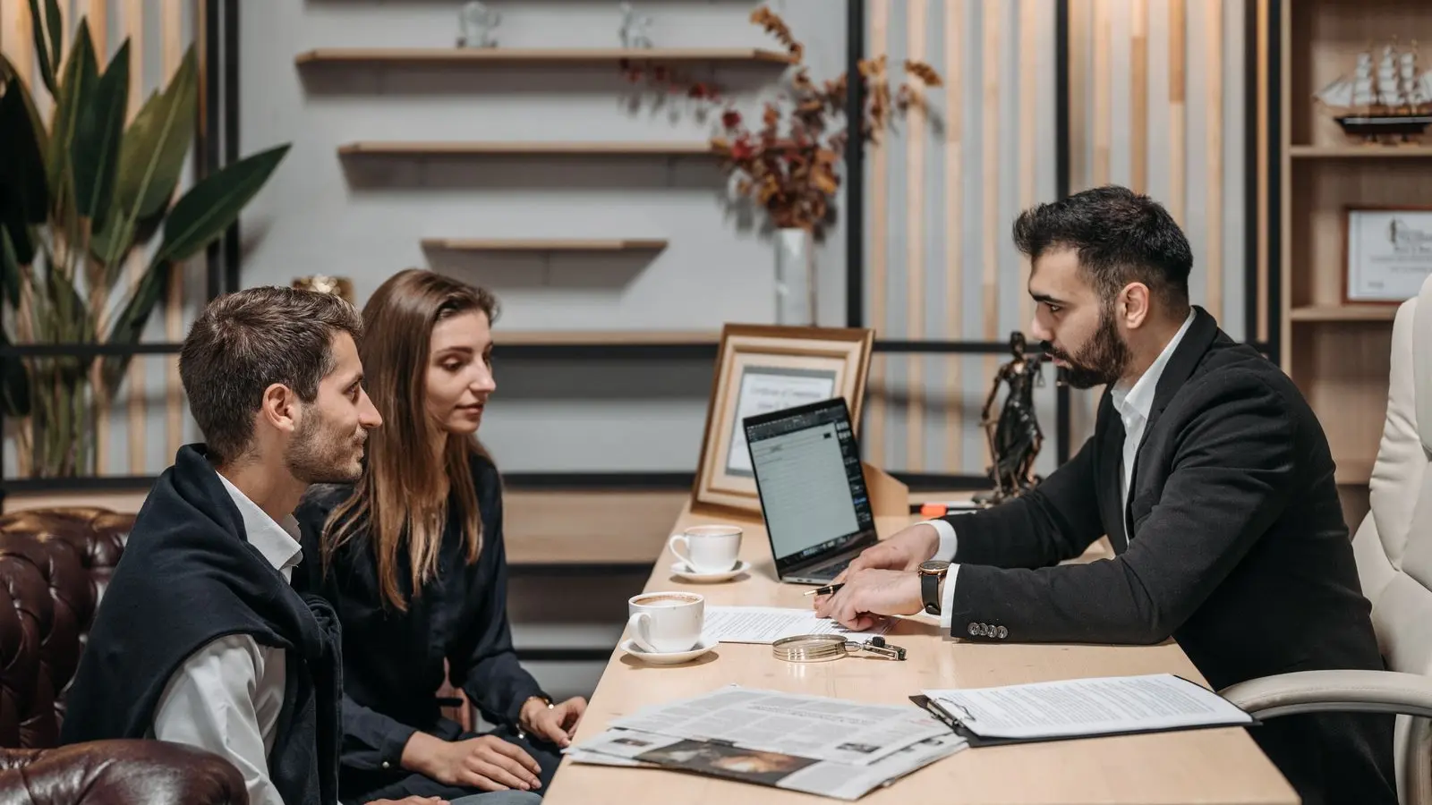 Réunion entre un dirigeant d'entreprise et une agence de communication en Tunisie