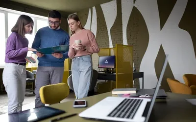 des personnes dans une agence de communication