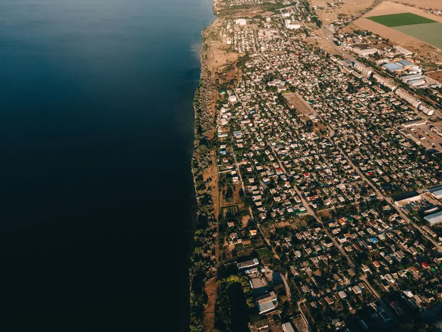 Vue aérienne par drone d'une zone résidentielle côtière pour un programme immobilier