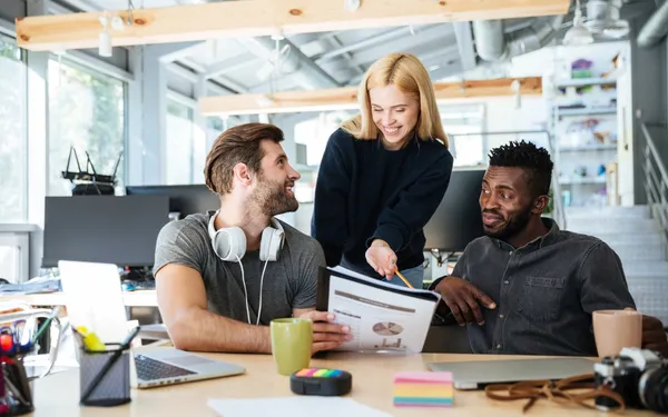 trois personnes travaille dans une agence de communication