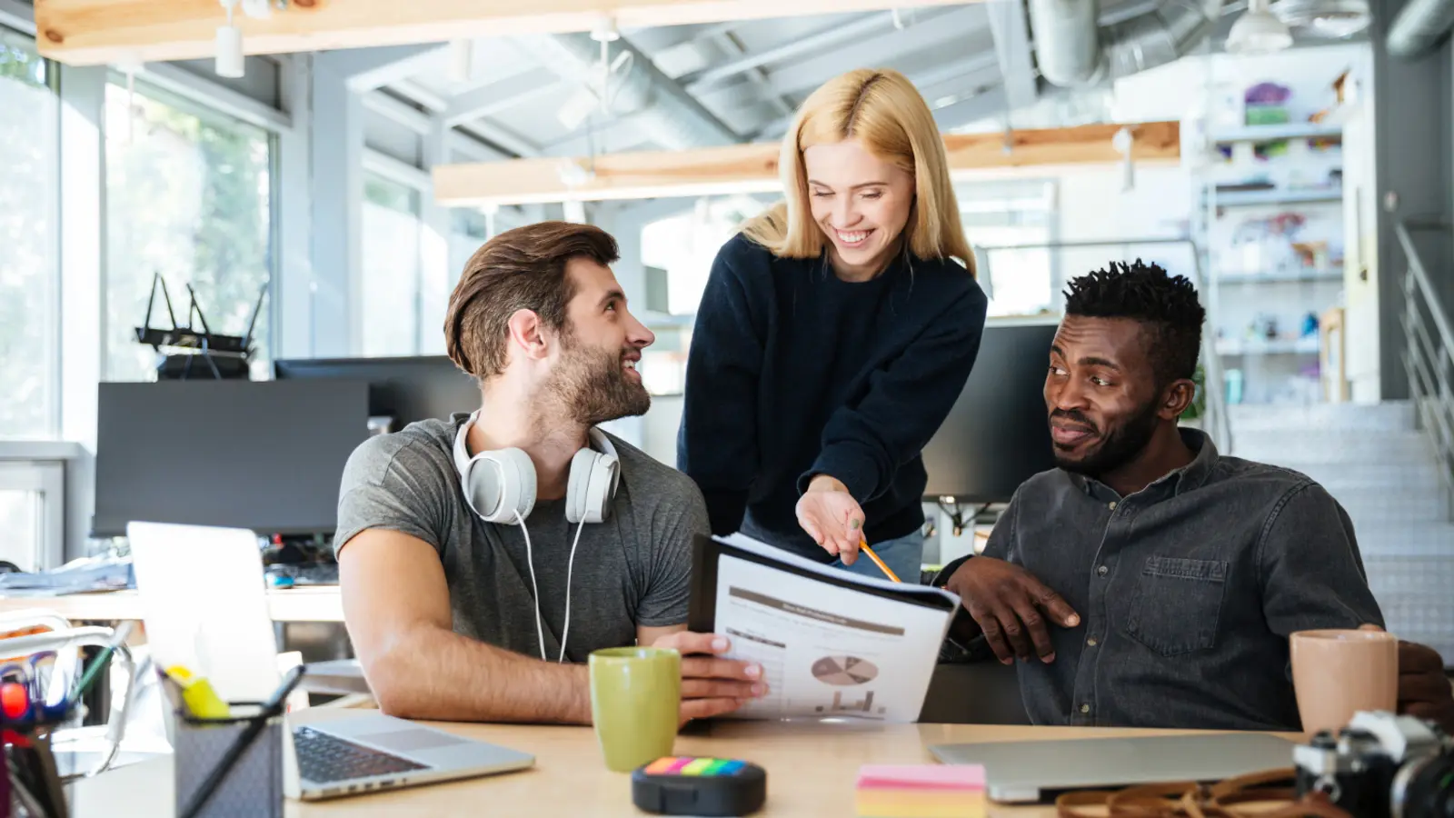 trois personnes travaille dans une agence de communication