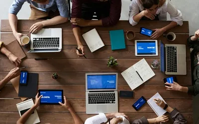 Équipe iPixelP agence de communication en Tunisie lors d'un brainstorming stratégique à Tunis