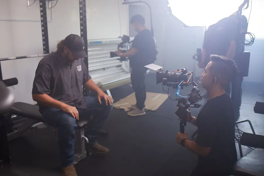 Équipe de tournage d'une agence qui produit ses vidéos en interne avec caméras et éclairage