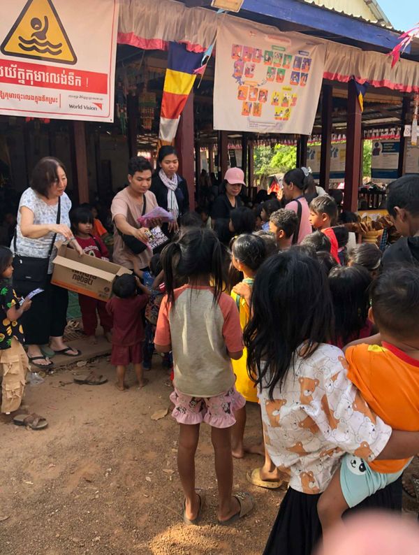 Lebensmittelverteilung für kriegsvertriebene Familien