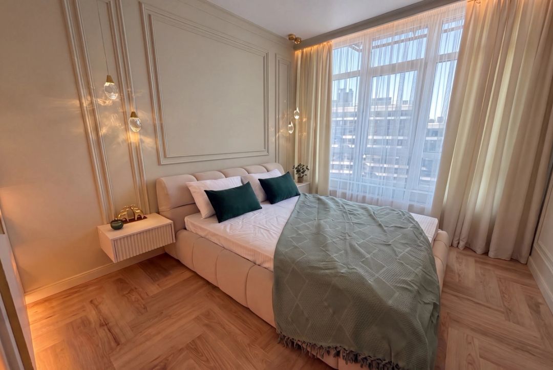 Camera da letto con vista sulla città e tessuti in tonalità verde salvia
