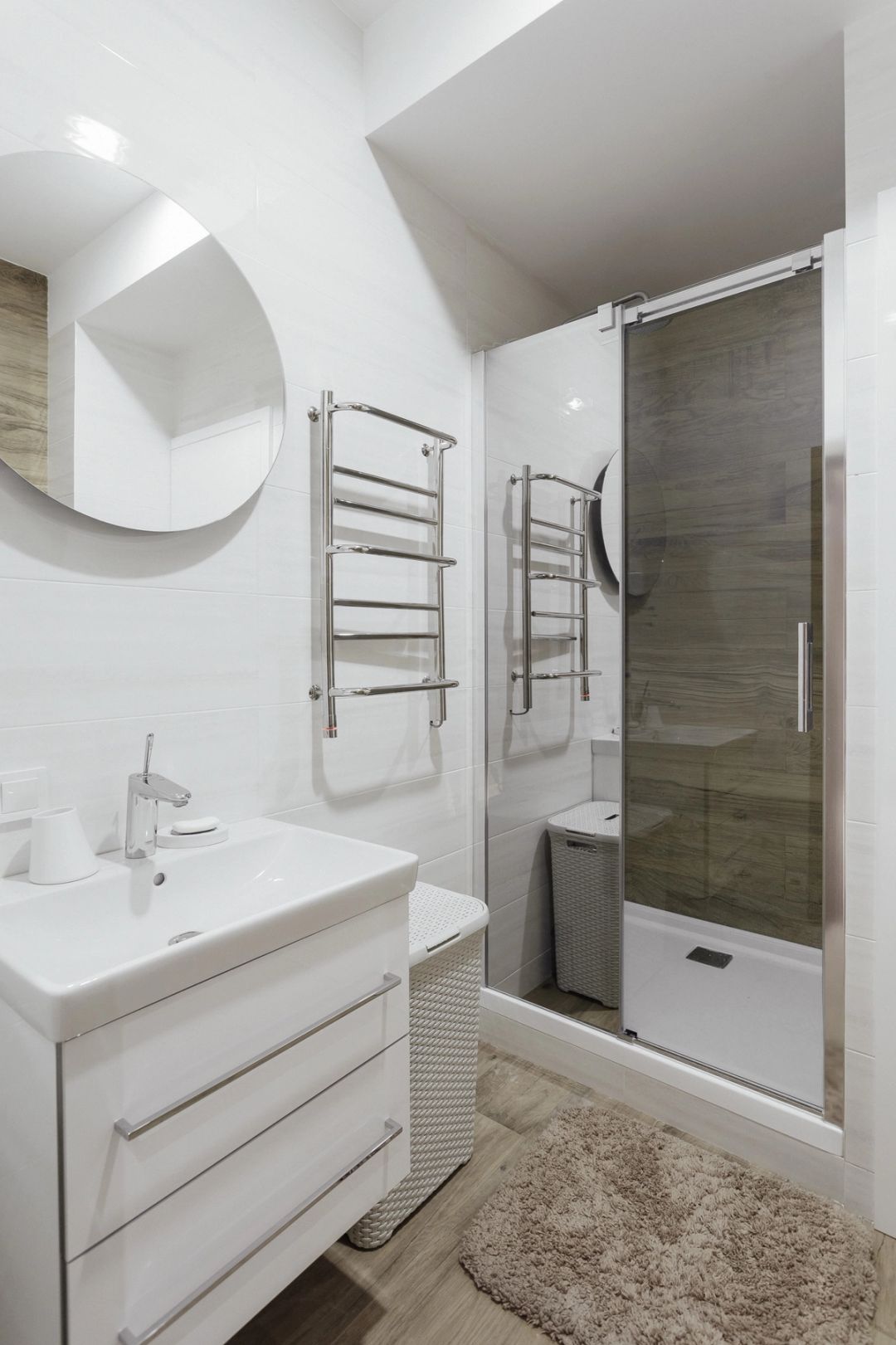 Secondo bagno con colonna contenitore a tutta altezza e doccia con rivestimento effetto legno