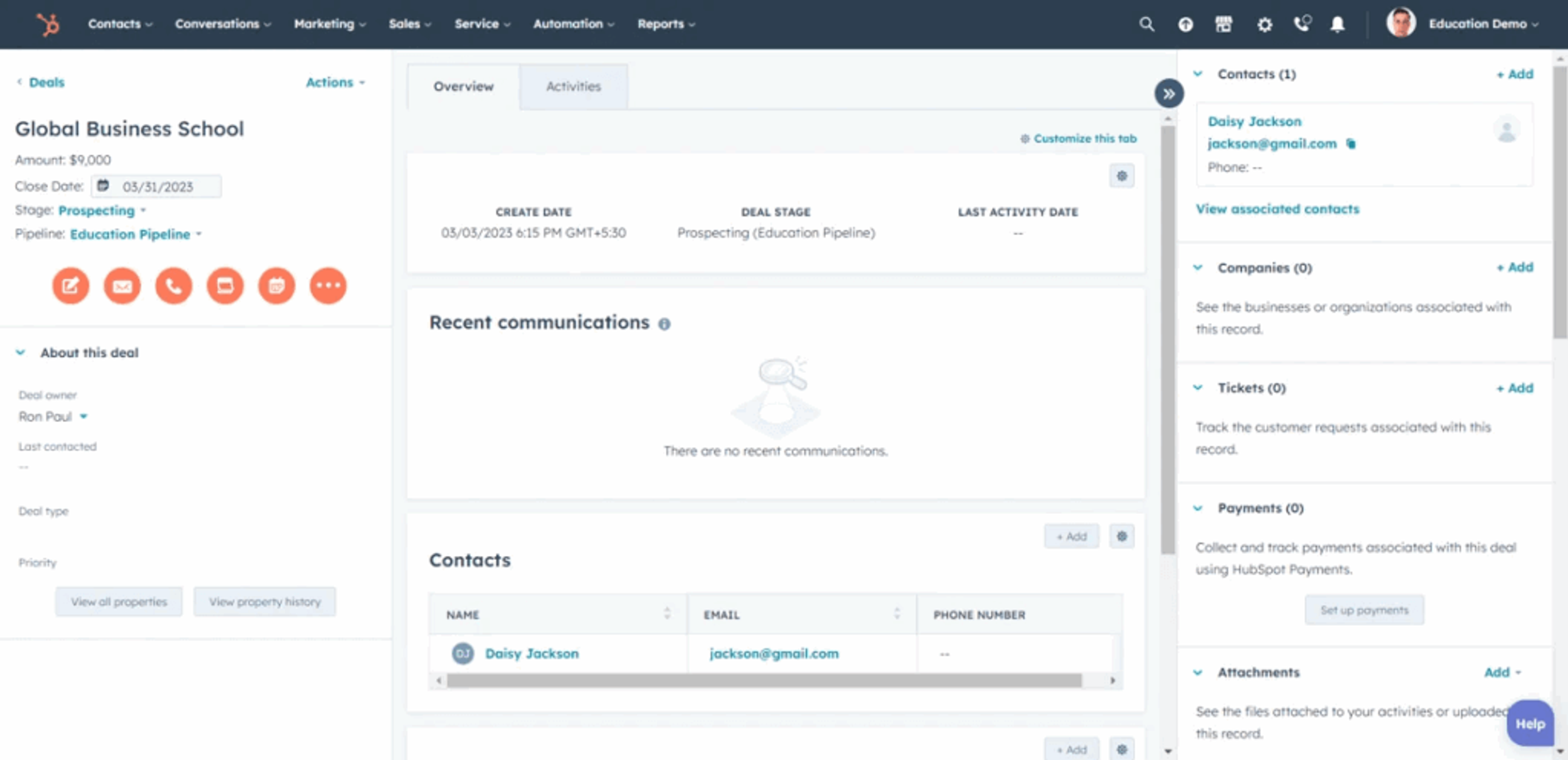 Registro de un trato en HubSpot CRM para una escuela de negocios, dentro de un pipeline de educación con contactos asociados.