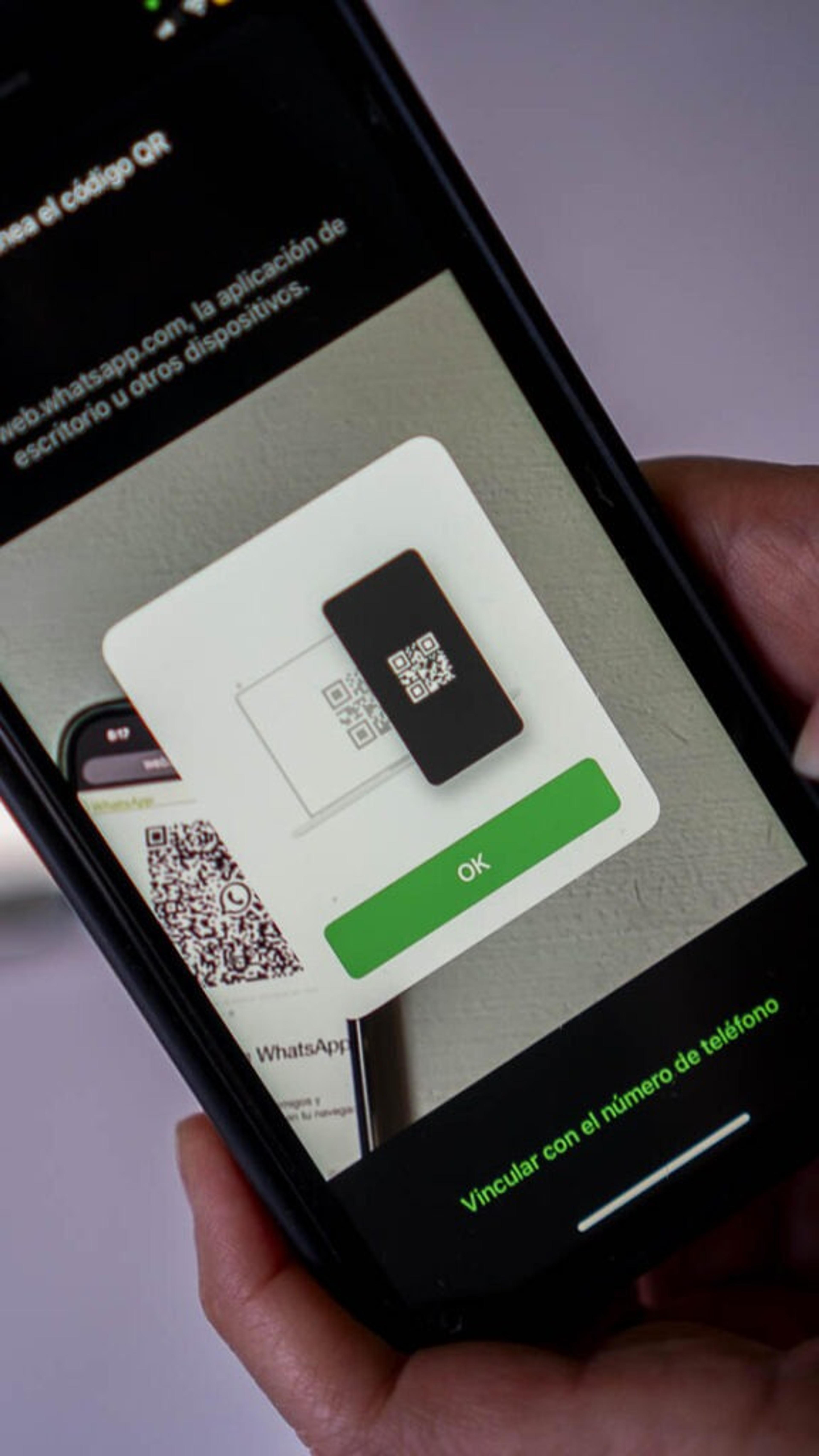 Fotografía que muestra la pantalla de un teléfono celular en la cual se está escaneando el código QR para ingresar a WhatsApp Web
