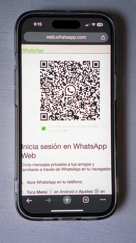 Fotografía que muestra la pantalla de un teléfono celular en la que se ha abierto un navegador para entrar a la página de WhatsApp Web