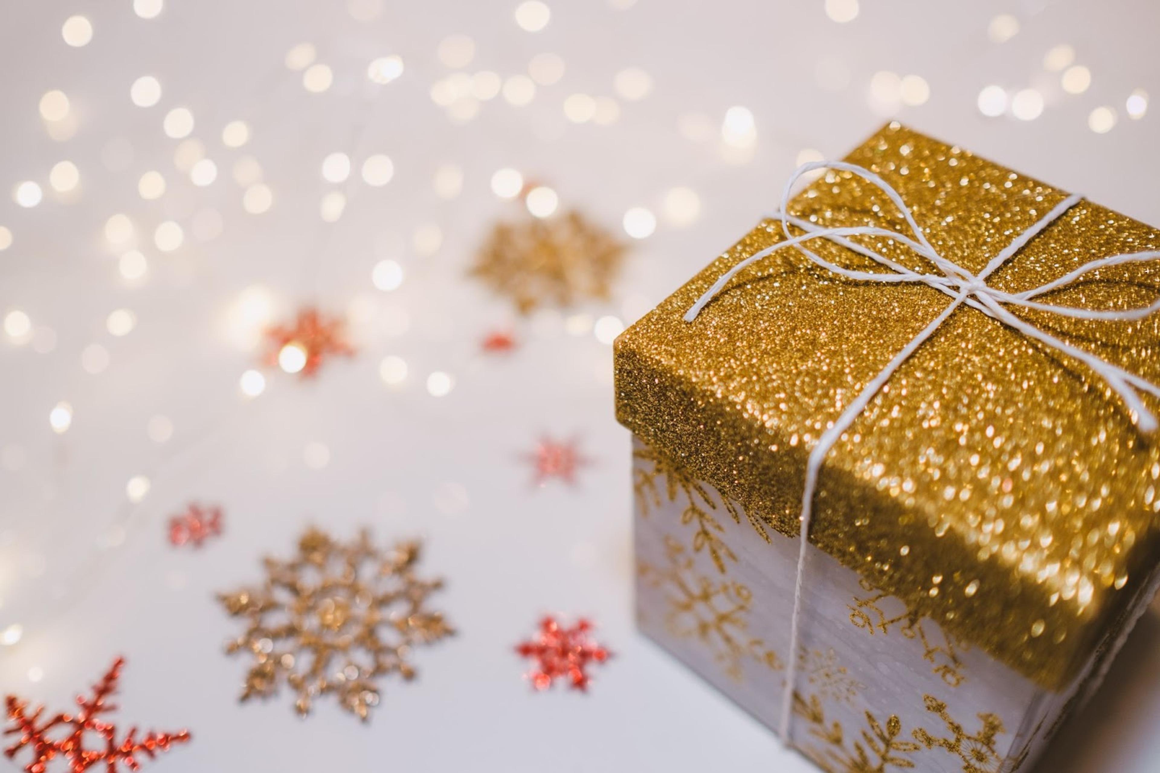 regalo navideño con un fondo de luces