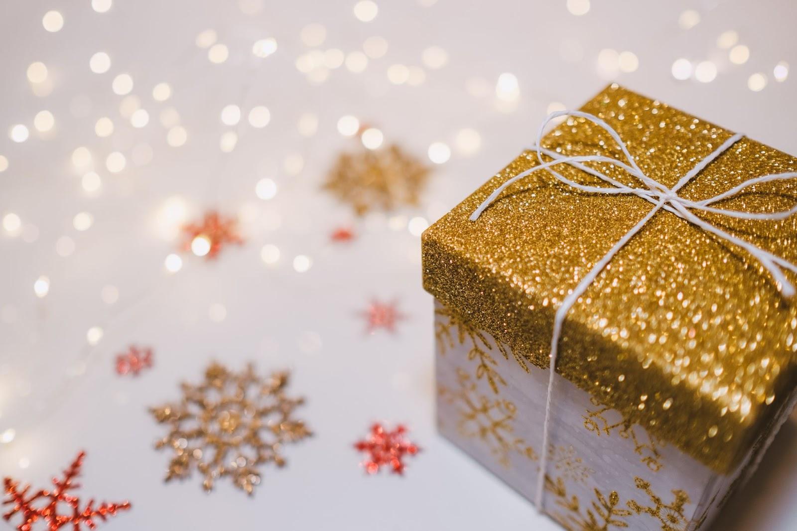 regalo navideño con un fondo de luces