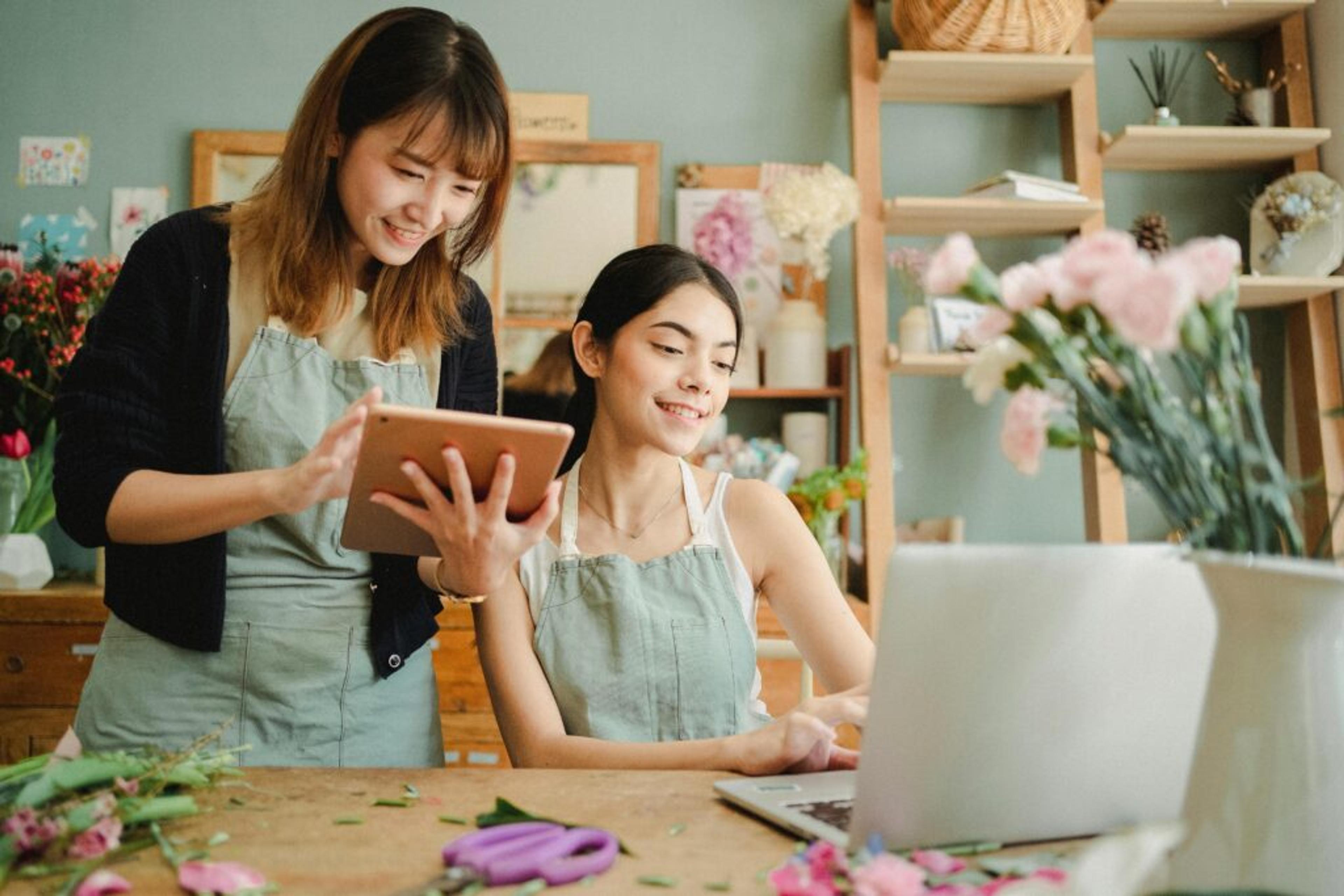 mujeres trabajando en florería haciendo labores de promotor de ventas