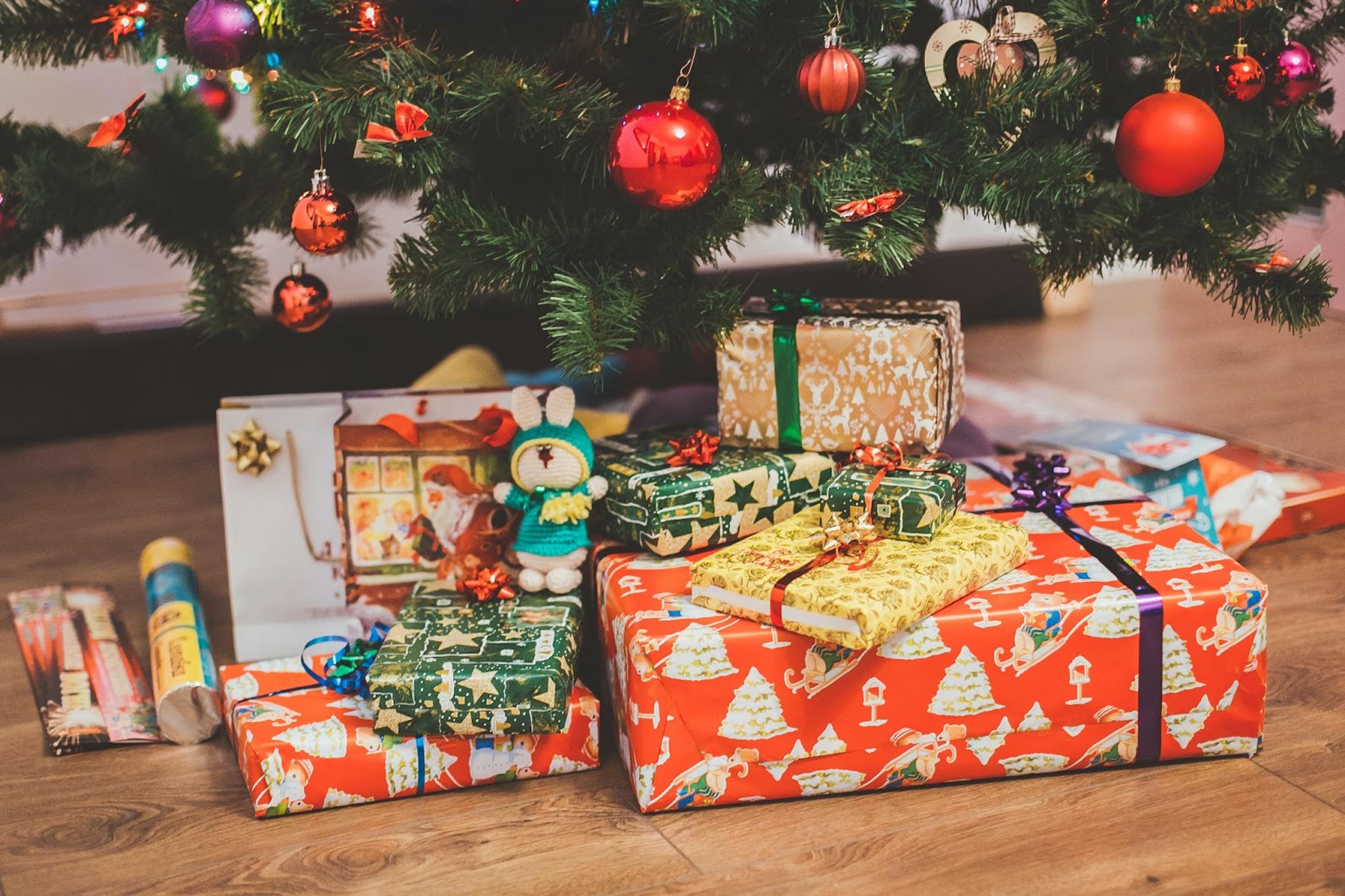 WhatsApp: Regalos debajo de un arbol navideño